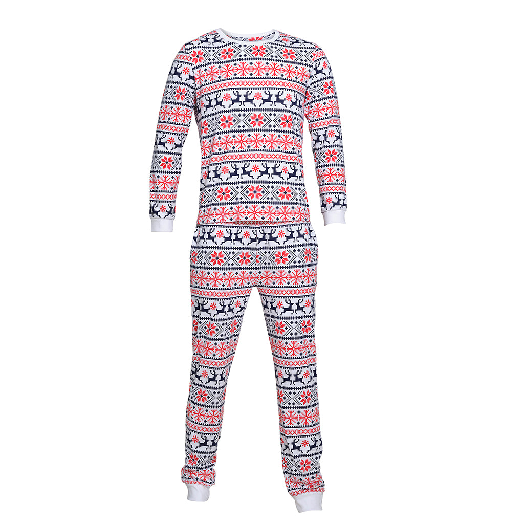 Et sæt julepyjamas med julemønster.